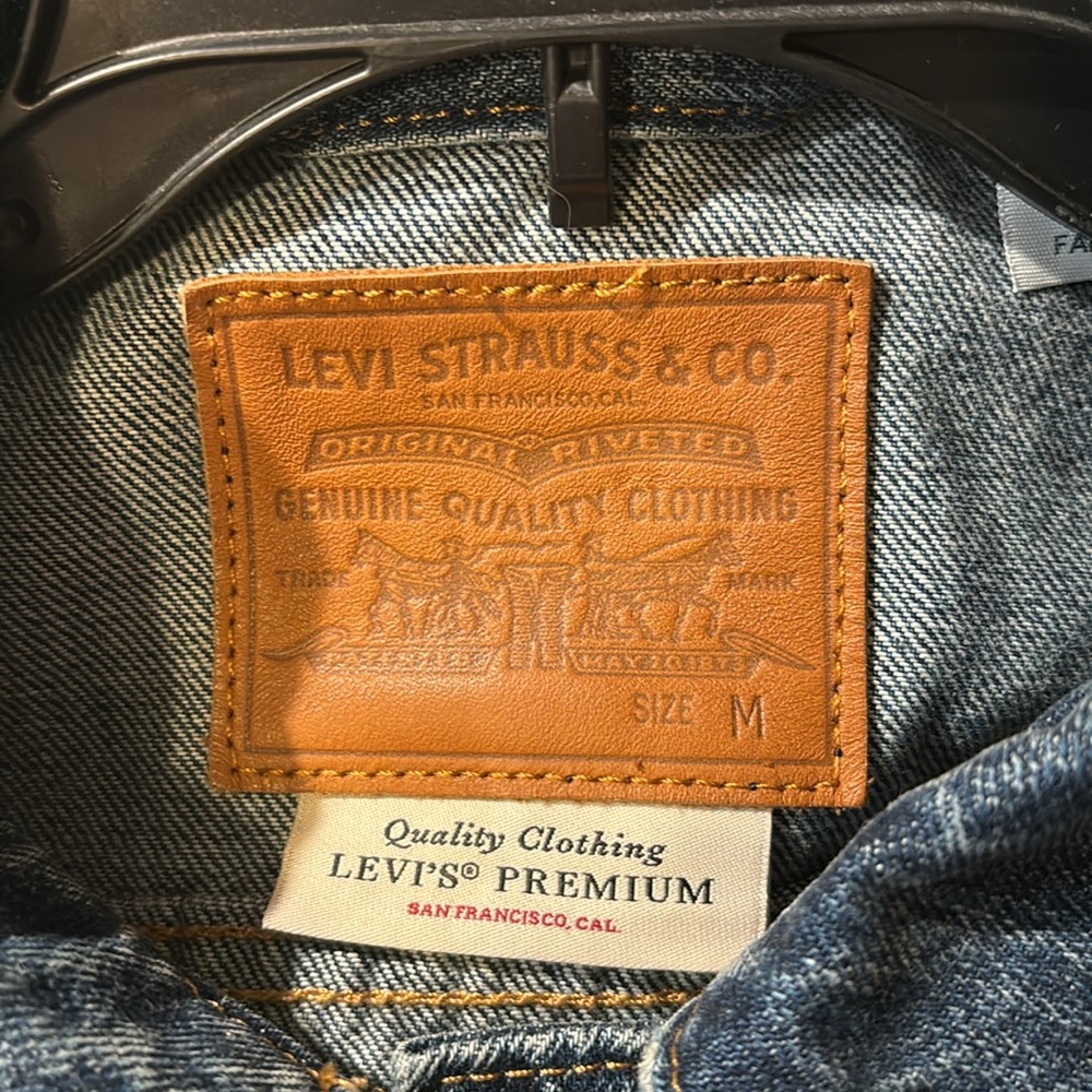 Levi’s woman’s M jean jacket. Perfect condition. Never worn! - Picture 6 of 9